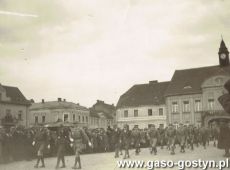 2152.Rynek w Gostyniu - defilada harcerzy