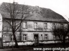 2154.Dom Franciszka Polaszka, gostynskiego budowniczego, mieszkal w nim kpt. Jan Kulesza (burmistrz Gostynia), pierwsza siedziba Kasyna Gostynskiego, siedziba Powiatowej Strazy Ludowej