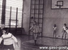 2156. Sala sportowa Szkoly Podstawowej nr 3 w Gostyniu - gar w dwa ognie (1977 r.)