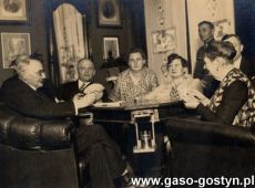 2156.Spotkanie towarzyskie przy kartach, na pierwszym planie w fotelach siedza Wincenty Dabinski (pierwszy polski starosta powiatu gostynskiego) i jego zona Maria (Gostyn, lata 30. XX wieku)
