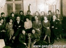 2160.Oddzial zenski Zwiazku Strzeleckiego w Gostyniu - kurs przeciwgazowy, trzeci od lewej siedzi dr Ludwik Babiak, dalej Julia Wolfarth i jej maz Juliusz Wolfarth starosta powiatu gostynskiego