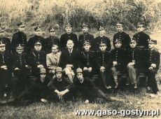 2167.Druhowie z OSP Gostyn, ktorzy brali udzial w przygotowaniu akcji przeciwpozarowej (Gostyn, 1951 r.)