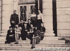 2177. Grupa osob przed siedziba Kreissparkasse Gostingen przy Theodor-Drews-Strasse (ul. Nowe Wrota) w Gostyniu (pazdziernik 1943 r.)