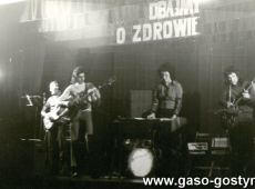 2178.Konkurs-Koncert Przeciwgruzliczy (Gostyn, 04.12.1975 r.)-na scenie zespol Powiatowego Domu Kultury w Gostyniu