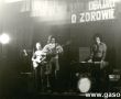 2178.Konkurs-Koncert Przeciwgruzliczy (Gostyn, 04.12.1975 r.)-na scenie zespol Powiatowego Domu Kultury w Gostyniu