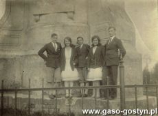 2191.Gostynianie przed pomnikiem Mikolaja Przedpelkowica na Gorze Zamkowej w Gostyniu (lata 30. XX wieku)
