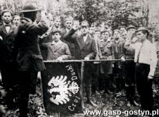 2196.Wreczenie sztandaru I Druzynie Harcerskiej im. Tadeusza Kosciuszki w Gostyniu (12 pazdziernika 1918 r.)