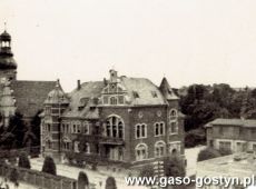 2200.Siedziba starostwa i kosciol ewangelicki oraz siedziba Czytelni dla Kobiet (prawy dolny rog zdjecia) w Gostyniu w okresie miedzywojennym