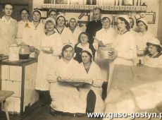 2201.Uczestniczki kuru gotowania z ksiedzem Ludwikiem Bielerzewskim - wikariuszem parafii farnej w Gostyniu (Gostyn, ok. 1933 r.)