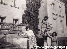 2202.Przed palacem w Goli (widok od strony parku)