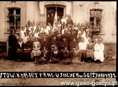 2209.Stowarzyszenie Kobiet Pracujacych w Gostyniu z proboszczem parafii  farnej ksiedzem Kazimierzem Szreybrowskim i ksiedzem Edmundem Rossa (1932 r.)