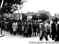 2211.Rynek w Gostyniu - pracownicy Przedsiebiorstwa Budownictwa Terenowego w pochodzie 1-majowym.JPG