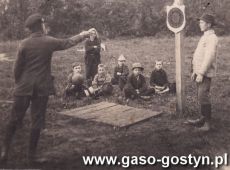 2216.Zabawa dzieci w ogrodkach ludowych w Gostyniu (ok. 1914 r.)