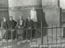 2220.Grupa kobiet przed pomnikiem Mikolaja Przedpelkowica herbu Lodzia, zalozyciela miasta na Gorze Zamkowej w Gostyniu (30 czerwca 1935 r.)