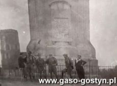 2224.Harcerze ze Srody przed pomnikiem na Gorze Zamkowej w Gostyniu (sieroien 1935 r.)