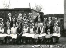 2227.Uczestniczki kursu gotowania zorganizowanego przez Kolo Gospodyn Wiejskich w Brzeziu (20 stycznia 1958 r.), kurs odbyl sie w mieszkaniu M.Andrzejewskiej