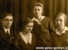 2230.Dzieci Henryka i Anny Czabajskich, siedza od lewej Stanislaw, Irena (Mrozkowa), Gabriela (Duszkowa), stoi Ignacy (zdjecie z ok. 1930 r.)