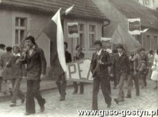 2237.Pracownicy Pleszewskiej Fabryki Aparatury w Gostyniu w pochodzie 1-majowym (1979 r.)