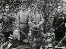 2251. Jency z wojny 1914-1918 podczas prac polowych w Zalesiu