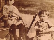 2260.Zdjecie wykonane w 1916 roku w Gostyniu, z od lewej strony Marian Meczarski (1912-1973), po prawej Lucjan Meczarski (1914-1994), dzieci Franciszka Meczarskiego i Anny z domu Dudzinskiej