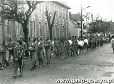 2263. Uczniowie Szkoly Podstawowej nr 2 w pochodzie 1-majowym polaczonym z pochodem wiekow z okazji 700-lecia Gostynia (1978 r.)