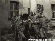 2265.Klasztor na Swietej Gorze w Gostyniu - oddzial Ordnungspolizei przy kuchni polowej (1941 r.)