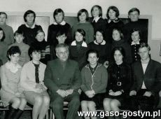 2266. Szkola Podstawowa w Kunowie - uczniowie klasy VIII z gronem pedagogicznym (1971 r.)