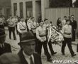 2266.Pochod ze Strzelnicy na msza swieta do fary uczestnikow Zjazdu Stronnictwa Narodowego w Gostyniu, wieniec ze Szczerbcem zlozono u stop pomnika Serca Jezusowego (ulica Sw. Ducha, 12 wrzesnia 1937 r.)