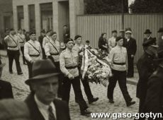2266.Pochod ze Strzelnicy na msza swieta do fary uczestnikow Zjazdu Stronnictwa Narodowego w Gostyniu, wieniec ze Szczerbcem zlozono u stop pomnika Serca Jezusowego (ulica Sw. Ducha, 12 wrzesnia 1937 r.)