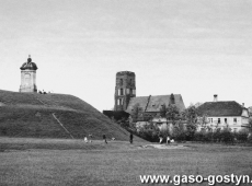 2273.Gora Zamkowa z pomnikiem Mikolaja Przedpelkowica i kosciol farny w Gostyniu (koniec lat 30. XX wieku)