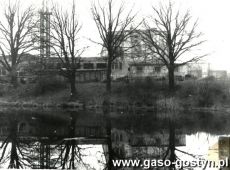 2283. Budowa nowej Zasadniczej Szkoly Zawodowej przy ul. Tuwima w Gostyniu (1983 r.) - widok od strony stawu