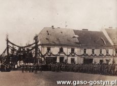 2284.Rynek w Gostyniu -zaprzysiezenie Strazy Ludowej, ktorej komendantem byl Franciszek Polaszek, a  szefem sztabu komendy Hipolit Niestrawski (11 maja 1919 r.)