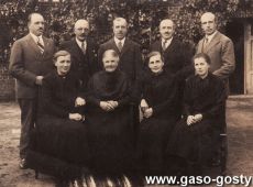 2290.Julia (Julianna) Hejnowicz z 8. dzieci, stoja od lewej Mieczyslaw, Wladyslaw, Aleksander, Henryk, Jozef, siedze od lewej Anna, Julia (Julianna), Maria (Marianna) i Weronika (zdj. z ok. 1935 r.)