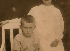 2291.Rodzenstwo Miroslawa Kazmierska i Zbigniew Kazmierski na zdjeciu z 1924 roku