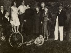 2295.Cegielnia w Gostyniu - pierwszy z prawej stoi Wincenty Dabinski (dawny wlasciciel cegielni, potem pierwszy polski starosta powiatu gostynskiego), obok niego zona Maria (1927 r.)