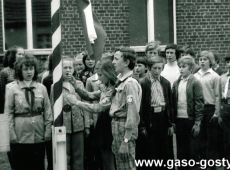 2295.Szkola Podstawowa w Kunowie - uroczysty apel z okazji Dnia Zwyciestwa (9 maja 1975 r.), poczet sztandarowy podnosi flage na maszt
