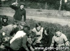 230.Uczniowe SP 3 w Gostyniu podczas wykopkow ziemniaczanych (1973r.)