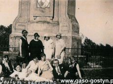 2303.Gora Zamkowa w Gostyniu, grupa osob przed pomnikiem Mikolaja Przedpelkowica (1931 r.)