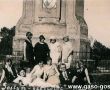 2303.Gora Zamkowa w Gostyniu, grupa osob przed pomnikiem Mikolaja Przedpelkowica (1931 r.)