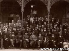 2304.Towarzystwo Powstancow i Wojakow z burmistrzem Gostynia Karolem Krawczykiem (siedzi czwarty od prawej strony) przed Strzelnica w Gostyniu podczas Swieta Konstytucji w dniu 3 maja 1929 roku
