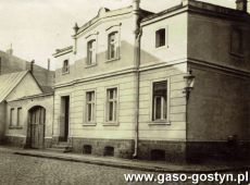 2310.Ulica Koscielna w Gostyniu w dwudziestoleciu miedzywojennym, z lewej ze skosnym dachem kuchnia ludowa, dalej brama (te budowle juz nie istnieja), zachowala sie tylko narozna kamienica