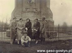 2312.Przed pomnikiem Mikolaja Przedpelkowica  na Gorze Zamkowej w Gostyniu (1934 r.)