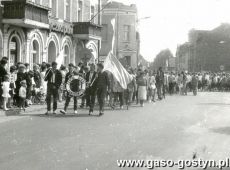 2314.Rynek w Gostyniu - uczniowie Zespolu szkol Zawodowych w pochodzie 1-majowym (1988 r.)