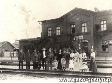 2318.Dworzec kolejowy w Gostyniu, zdjecie wykonane w sierpniu 1917 roku, czwarty od lewej stoi Wawrzyn Nowak