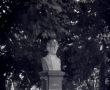 2336. Popiersie Adama Mickiewicza na skraju parku w Pudliszkach (1978 r.).JPG