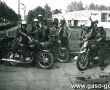 2338.  Czlonkowie sekcji motorowej LZS Kunowo przy stacji benzynowej w Lesznie (1977 r.)