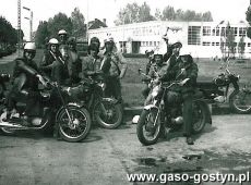 2338.  Czlonkowie sekcji motorowej LZS Kunowo przy stacji benzynowej w Lesznie (1977 r.)