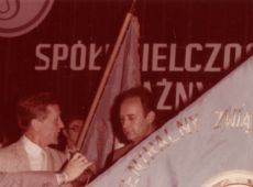 2341.Prezes CZSML wrecza sztandar za zdobycie I miejsca w kraju prezesowi Spoldzielni Mleczarskiej w Gostyniu Zbigniewowi Guderskiemu (Gostyn, 27 lipca 1982 r.)