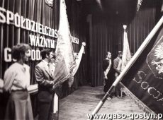 2346.Uroczystosc wreczenia sztandaru Spoldzielni Mleczarskiej w Gostyniu za zdobycie I miejsca w kraju za wyniki osiagniete w 1981 roku w ramach wspolzawodnictwa pracy (27 lipca 1982 r.)