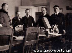 2366.Gimnazjum w Gostyniu, grono profesorskie w sali konferencyjnej (1930 r.), stoja od lewej Leon Kapcia, Wladyslaw Kolomlocki, Edmund Szejnert, Stefan Bzdega, ks. Franciszek Olejniczak, Pawel Schulz